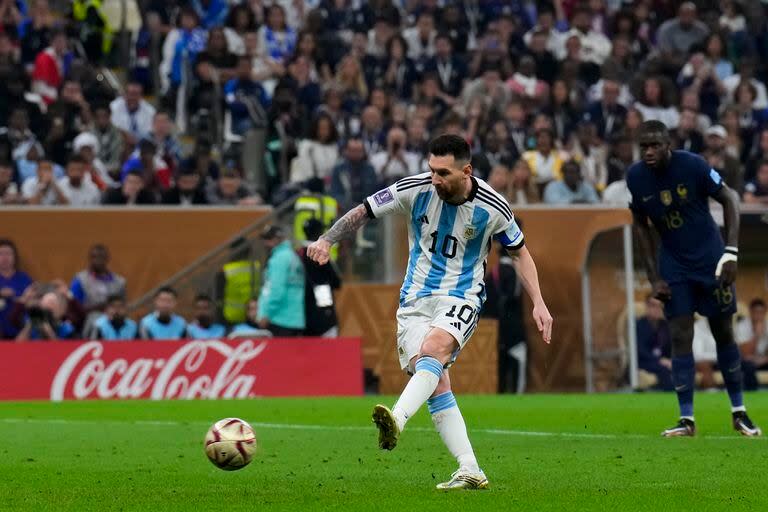 Lionel Messi anota de penal el primer gol de Argentina en la final contra Francia 