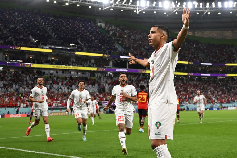 El mediocampista de Marruecos  Abdelhamid Sabiri festeja con sus compañeros de equipo después de marcar el primer gol de Marruecos ante Bélgica