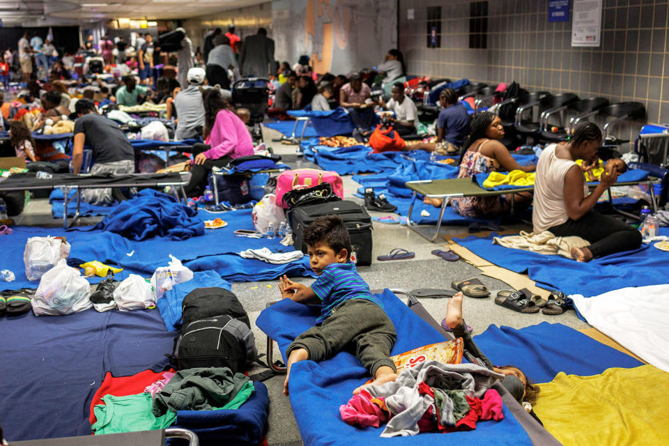 migrants shelter chicago o'hare airport (Armando L. Sanchez / Chicago Tribune/TNS via Getty Images file)