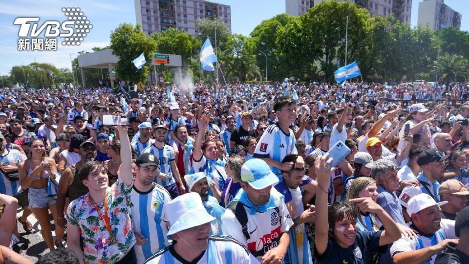 大批球迷擠爆了布宜諾斯艾利斯的巴士遊行現場。（圖／達志影像美聯社）