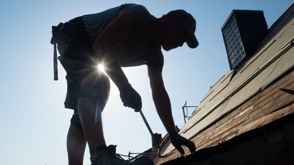 Gerade, wer im Job viel Zeit an der frischen Luft verbringt, sollte an den Sonnenschutz denken.