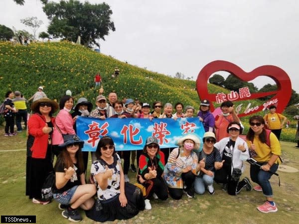 彰化榮家女性住民前往花壇鄉虎山巖，觀賞素有母親花之稱的金針花，提前歡度溫馨佳節。（記者方一成攝）