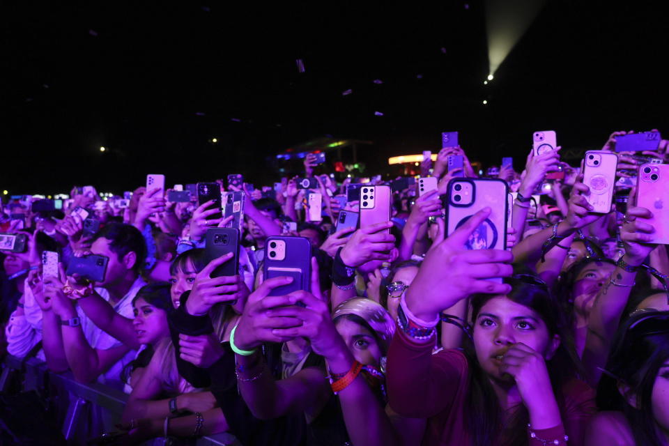 El público en el concierto del cantante mexicano Junior H en el Festival Vive Latino en la Ciudad de México el domingo 17 de marzo de 2024. (Foto AP/Ginnette Riquelme)