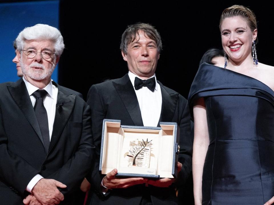 Posierten für ein Erinnerungsbild während des Abschlussabends: George Lucas (l.), Sean Baker und Jury-Vorsitzende Greta Gerwig. (Bild: IMAGO/ABACAPRESS/David Nivierex)