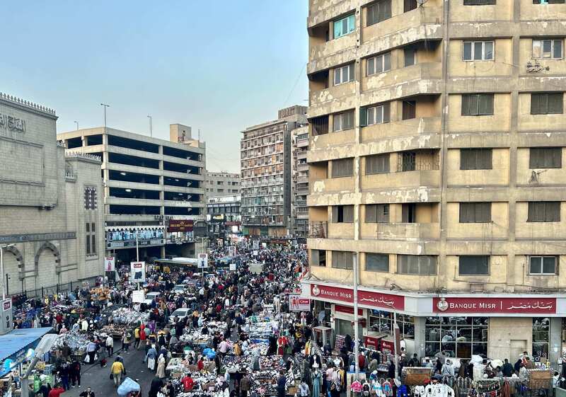 開羅市中心最繁忙市集 埃及人口破億，開羅市中心每天車水馬龍，但也為環 境衛生帶來負擔。圖為開羅市中心最熱鬧市集，來往 人口密度最高的Attaba區。 中央社記者施婉清開羅攝  113年4月22日 