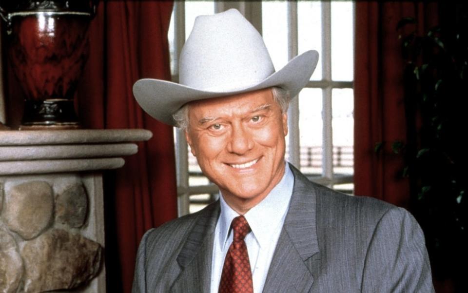 "Er war kein schlechter Mensch", erinnerte sich der 2012 verstorbene Larry Hagman einmal an die Rolle seines Lebens. "Er war ein Ölmann." J.R. Ewing ist vielleicht der Archetyp aller Schurken, die einer Fernsehserie ihren Stempel aufdrücken durften. "Dallas" ging 1978 erstmals auf Sendung, 378 Folgen wurden ausgestrahlt. (Bild: teleschau / Archiv)