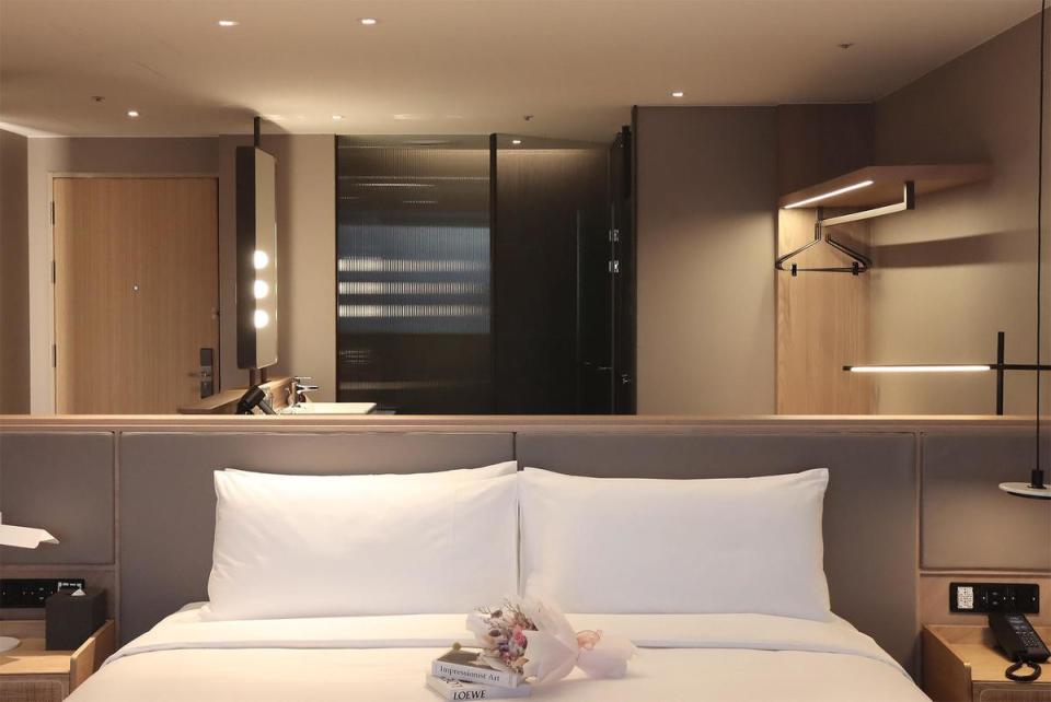 酒店共有208間客房，不論在寢具或沐浴用品的挑選，皆展現融入國際與台灣在地品牌的巧思。（承億酒店TAI Urban Resort提供）