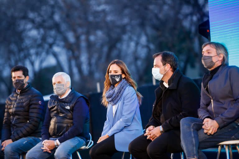 Máximo Kirchner junto al intendente Sujarchuk, la candidata Tolosa Paz, el sindicalista Caló y el ministro De Pedro.