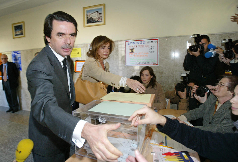 José María Aznar et son épouse Ana Botella, ici votant lors des élections législatives, à Madrid, le 14 mars 2004.