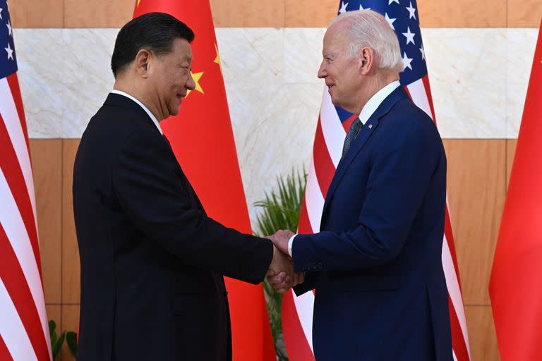 El presidente de EE.UU., Joe Biden, y el presidente de China, Xi Jinping, se dan la mano mientras se reúnen al margen de la Cumbre del G20 en Nusa Dua, en la isla turística indonesia de Bali, el 14 de noviembre de 2022.