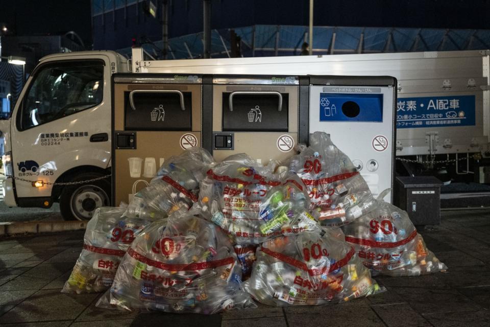 <span>Une collecte de bouteilles en plastique dans le quartier d'Omotesando à Tokyo, le 11 novembre 2022</span><div><span>Richard A. Brooks</span><span>AFP</span></div>