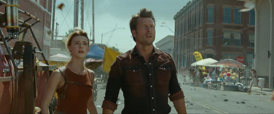 Kate (Daisy Edgar-Jones) and Tyler (Glen Powell) in "Twisters."