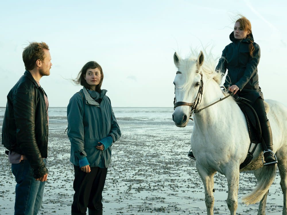 "Die Flut - Tod am Deich": Iven (Anton Spieker, l.) und Wienke (Philine Schmölzer, M.) treffen auf Ann-Grethe (Janina Stoppe). (Bild: ARD Degeto/Nordfilm GmbH/Christine Schroeder)