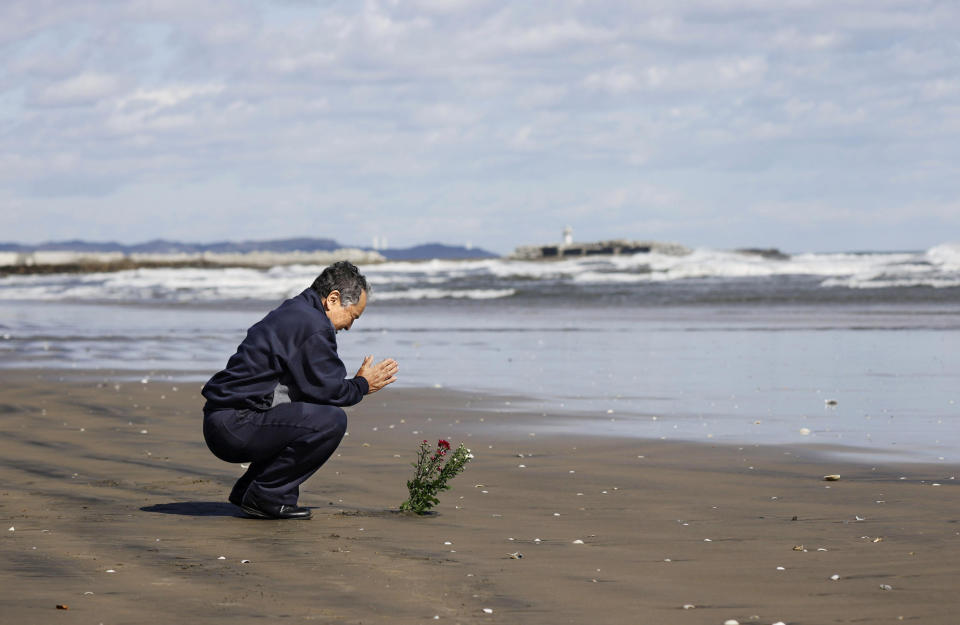 Ein japanischer Mann trauert am Jahrestag der Katastrophe von Fukushima am Meer um seine Angehörigen. (Bild: Kyodo/via REUTERS)