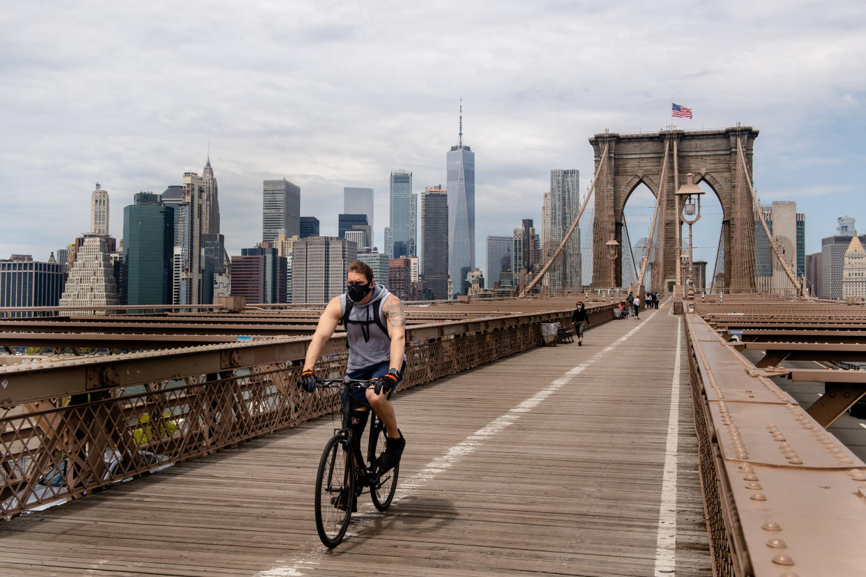 Recorriendo el Puente de Brooklyn en bici, en Nueva York, el viernes 15 de mayo de 2020. (Hilary Swift/The New York Times)