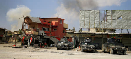 Smoke rises from clashes during a battle with Islamic State militants at Dawasa neighborhood in Mosul, Iraq, March 8, 2017. REUTERS/Thaier Al-Sudani