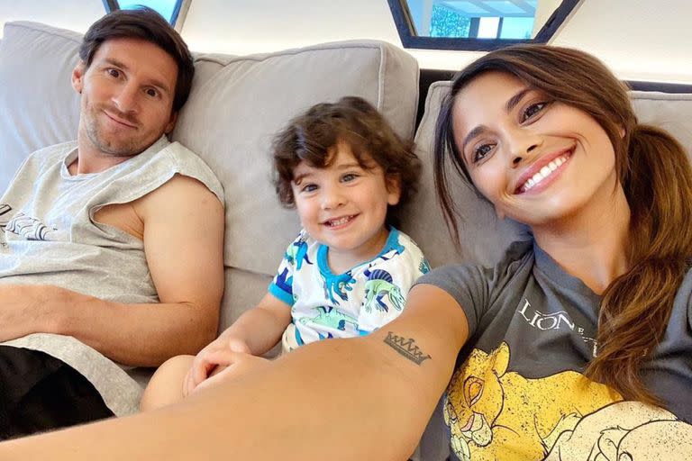 Anto Roccuzzo y Leo Messi con su hijo menor, Ciro. Crédito: Instagram