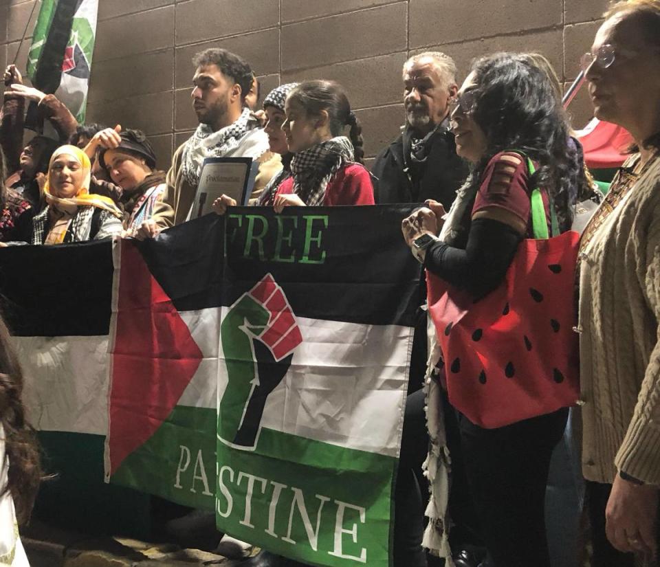 Miembros de las comunidades palestina y musulmana locales posan frente al Ayuntamiento de Madera el miércoles 14 de febrero, después de que el Concejo Municipal aprobara una resolución pidiendo el alto el fuego en Gaza.