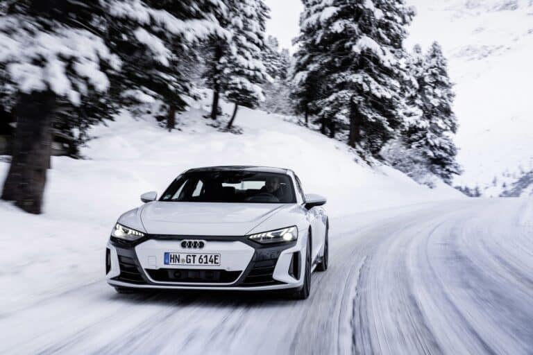 Voiture : comment rouler sur la neige et le verglas ?-Une Audi e-tron GT Quattro circulant sur des routes de montagne, en hiver (©Audi Media Center)