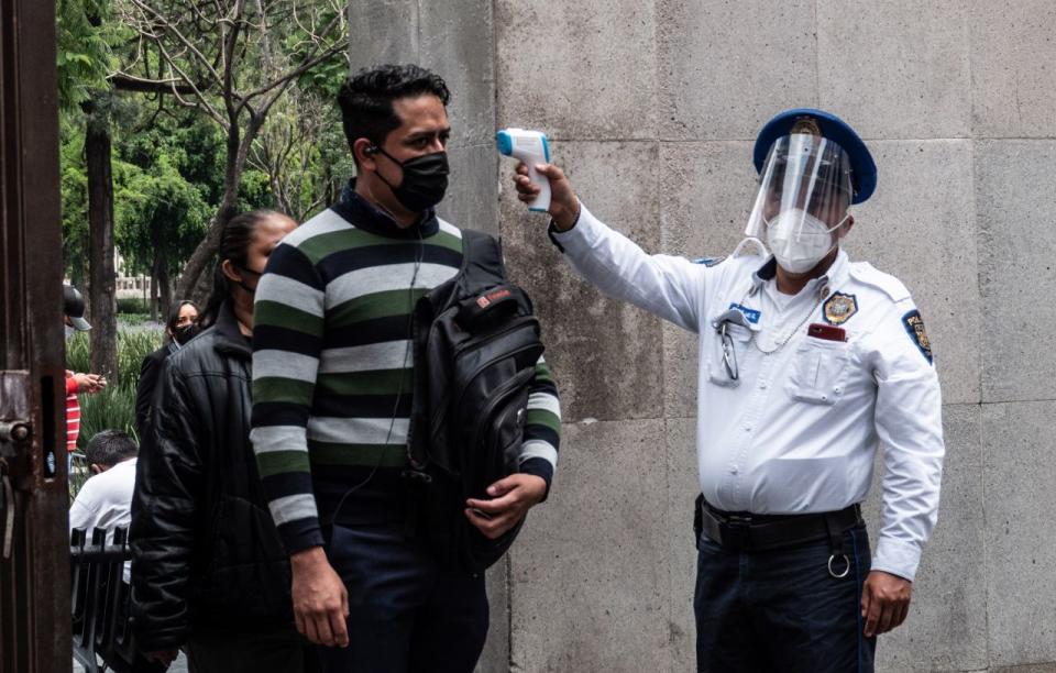 CIUDAD DE MÃXICO, 04AGOSTO2020.-  Desde temprana hora cientos de personas acudieron a los juzgados familiares del Tribunal Superior de Justicia de la Ciudad de MÃ©xico, ubicados en avenida JuÃ¡rez, que fueron reaperturas desde el dÃ­a de ayer como parte del semaforo Naranja en la Ciudad.  Personal del Poder Judicial de la Ciudad de MÃ©xico lleva a cabo los protocolos sanitarios para que su ingreso fuera de forma segura; se les midiÃ³ la temperatura, gel antibacterial para que desinfectarÃ¡n sus manos, y se les pidiÃ³ uso de cubrebocas.  FOTO: ANDREA MURCIA /CUARTOSCURO.COM