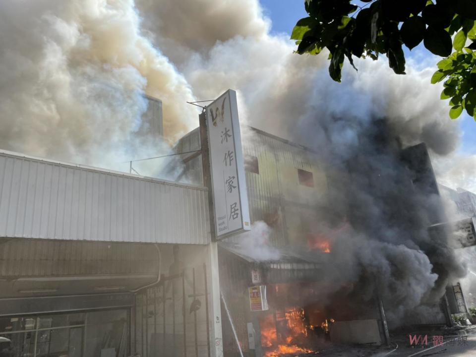 ▲秀水鄉彰鹿路2021年發生一起大火，印尼新住民單親媽王女經營的小吃店因使用瓦斯煮飯鍋起火，造成5家家具店付之一炬。（資料照　圖／記者陳雅芳攝）