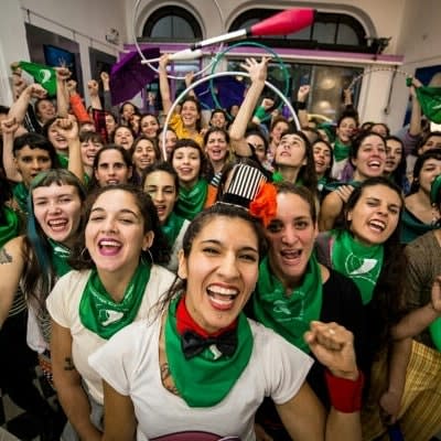 <p>Depuis plusieurs mois, les militantes en faveur de la légalisation de l’IVG se sont réunies aux quatre coins de l’Argentine. Elles étaient encore des milliers à se rassembler devant le Congrès de Buenos Aires ce mercredi. Crédit photo : mu.lavaca / Instagram. </p>