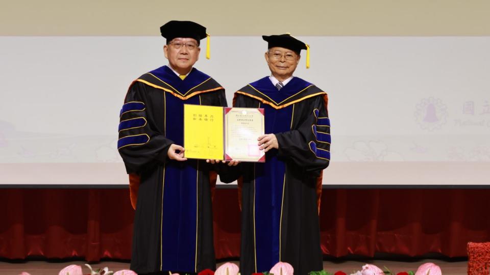 ▲彰化師範大學校長陳明飛頒授韓顯壽名譽工學博士學位證書。（記者林明佑翻攝）