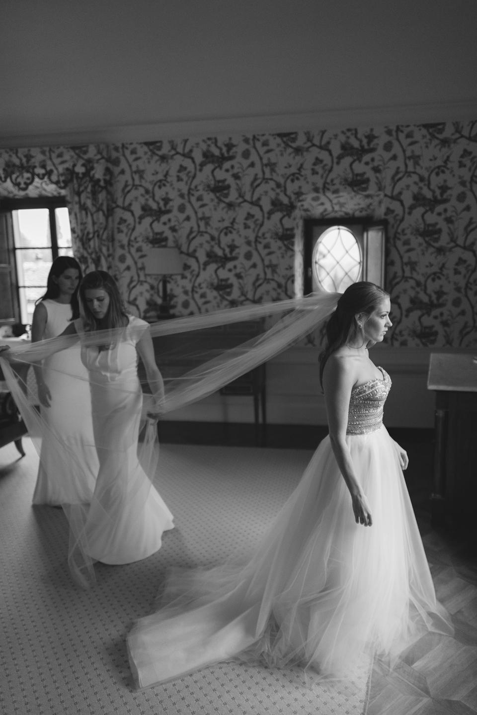 That’s Amore: This Couple Had a Romantic, Rainy Wedding at a Tiny Chapel in Tuscany