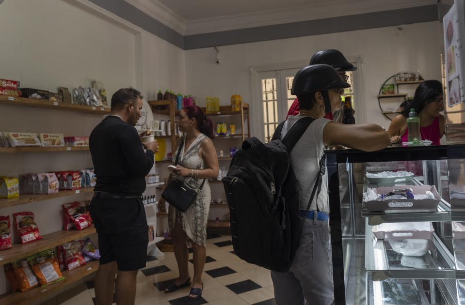 Varias personas compran en una tienda de comestibles privada en La Habana, Cuba, el 11 de noviembre de 2023. En los últimos meses, en toda la isla han surgido decenas de negocios bautizados como “mipymes”, que ofrecen verdaderos tesoros, aunque a precios elevados para la mayoría de la población. (AP Foto/Ramón Espinosa)