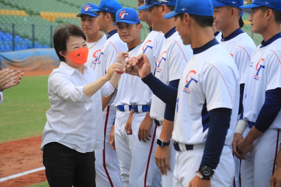 《圖說》盧市長慰勉U23棒球國家隊選手。