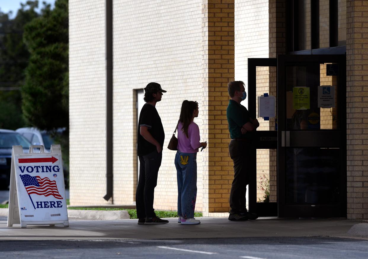 People line up to vote at Abilene's Hillcrest Church of Christ on Nov. 8, 2022.