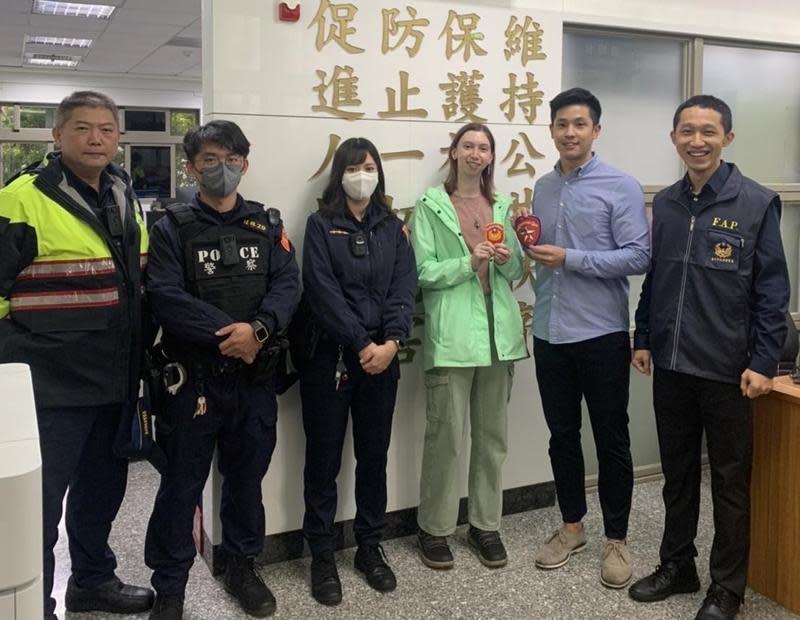 ERIN順利完成父親交付的任務，與台灣警察交換臂章，開心合影。（警方提供）