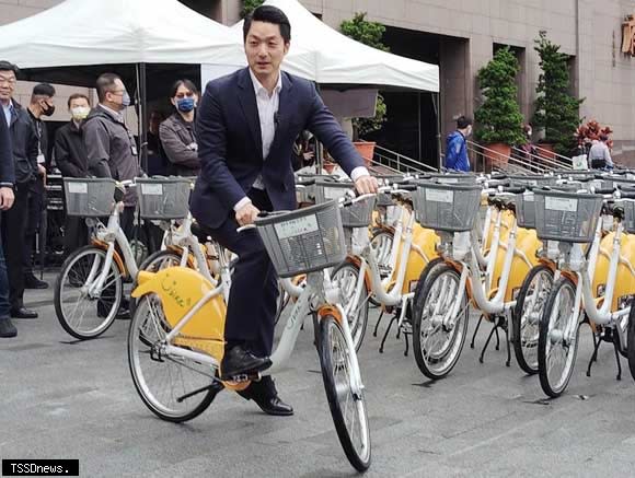 台北市長蔣萬安親自上陣，騎上YouBike作宣傳。（記者李叔霖攝）