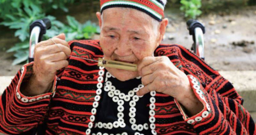 林智妹著傳統服飾吹彈口簧琴。（圖／文化部提供，下同）