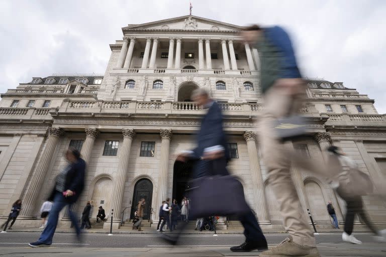 El Banco de Inglaterra anunció un aumento de 0,75 puntos porcentuales en su tasa de interés (el mayor salto en más de 30 años), para ubicarla en 3%.