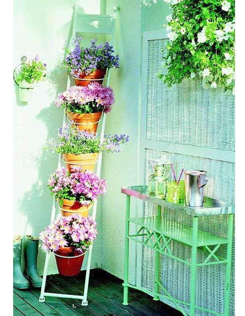 <p> Les pots de fleurs prennent moins de place sur une échelle. Ça marche aussi avec un escabeau.<br> </p><br>
