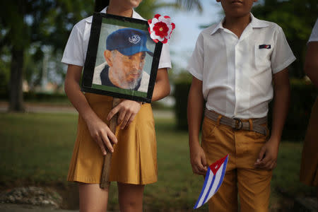 Children await the arrival of the caravan carrying the ashes of Fidel Castro in Guaimaro, Cuba, December 2, 2016. REUTERS/Edgard Garrido