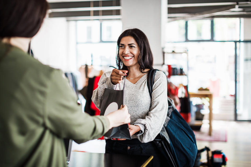 Las tiendas físicas volvieron a llenarse de compradores ávidos de salir de casa y experimentar los productos con los sentidos. (Getty Images)