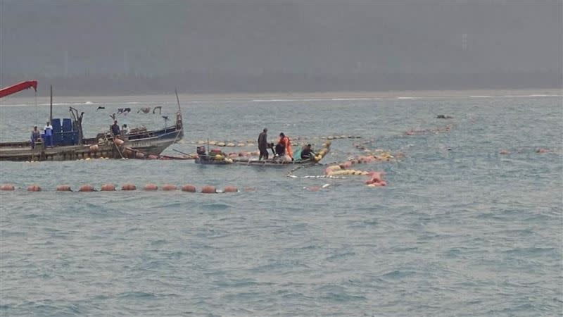 巫姓女大生的父母日前抵台領取女兒的死亡證明。（圖／海巡署艦隊分署第六海巡隊提供）