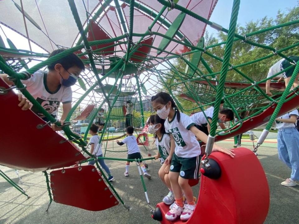 黎新公園「與水共存」的休閒景觀，榮獲經濟部水利署「第三屆全國水環境大賞」水漾生活獎以及高雄市建築經營協會「二0二二建築園冶獎」。(記者徐義雄攝)