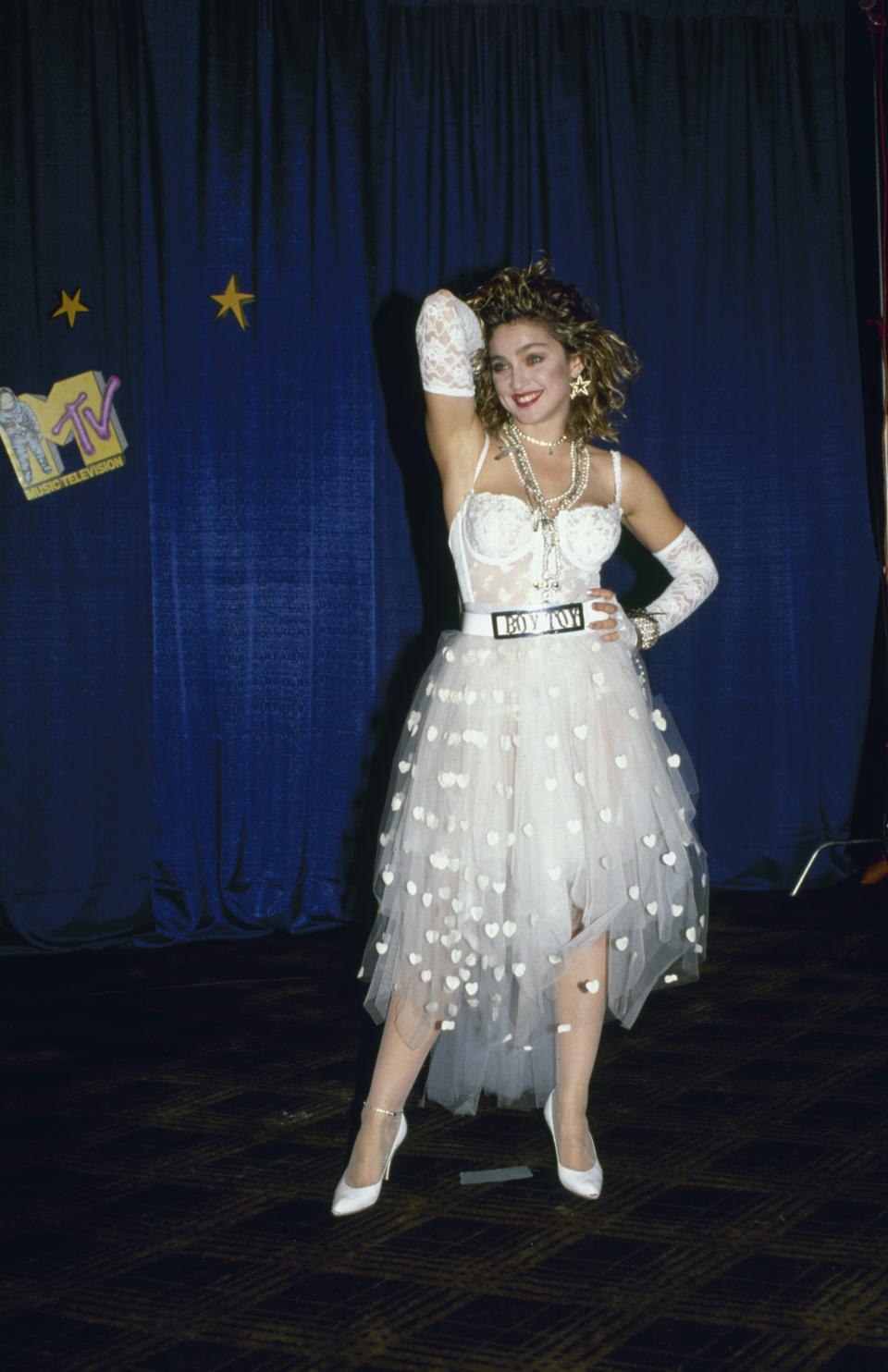 <p>Madonna performte ihren Hit “Like A Virgin” sorgte mit ihrer Kombination aus Hochzeitskleid und Strapsen – und ihrem berühmten “Boy Toy”-Gürtel – und mit ihren erotischen Bewegungen auf der Bühne für die erste Kontroverse der VMA-Geschichte. (Bild: Getty Images) </p>