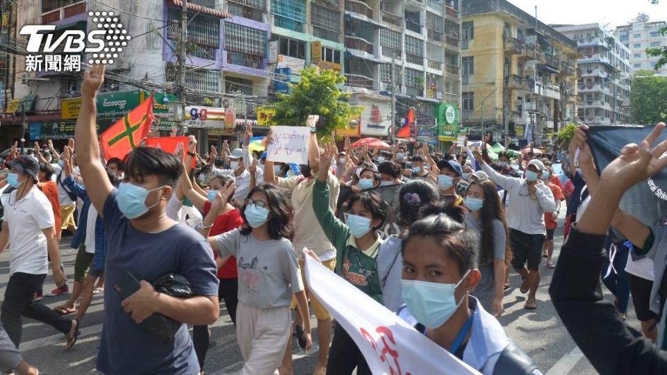 反軍方政變民眾走上街頭示威遊行。（圖／達志影像美聯社）