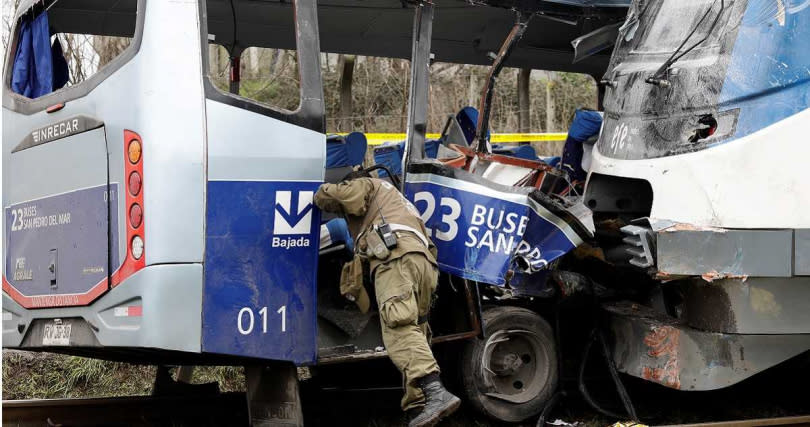 智利一輛小型巴士強闖平交道，遭行經火車高速撞上，造成7死8傷的悲劇。（圖／達志／路透社）