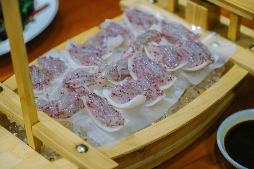 特色料理「絲曼寧生魚片」（圖片來源：細腿男/旅行·攝影·生活）