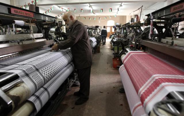 Palestinian scarf resists Chinese rivals in Hebron - Taipei Times