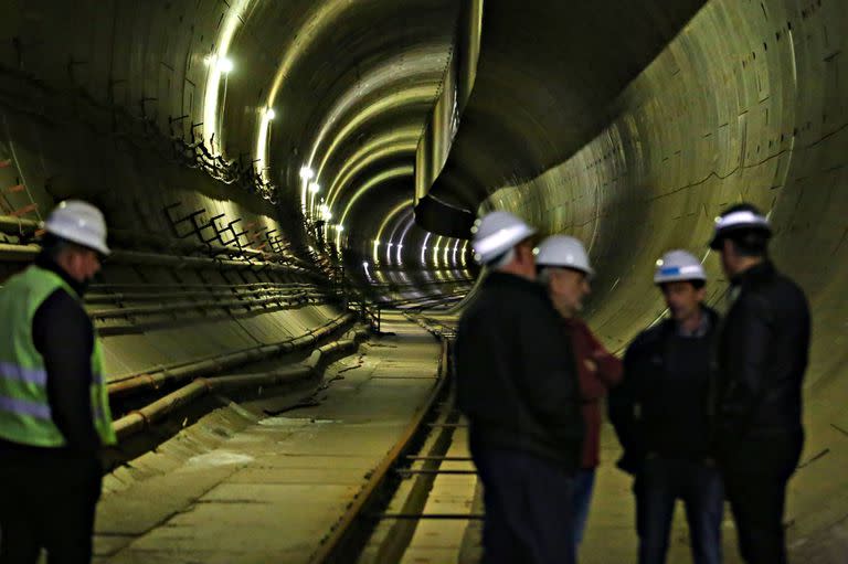 Ingenieros y gerentes de Sacde y Ghella, en el túnel del Sarmiento