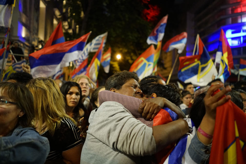 Simpatizantes del partido Frente Amplio parecen decepcionados mientras escuchan resultados de la segunda ronda electoral en Montevideo Uruguay el domingo 24 de noviembre de 2019. (AP Foto/Matilde Campodonico)