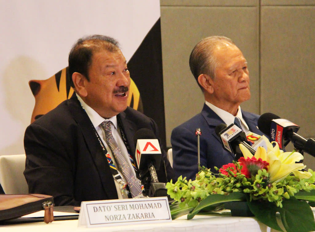 Tungku Imran (left) with Peping Cojuangco at the press conference. Photo: Nigel Chin / Yahoo News Singapore