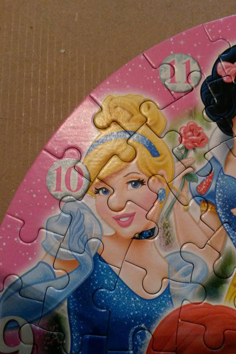 Eigentlich ist Cinderella ja eine perfekte Disney-Schönheit. Doch in diesem Puzzle scheint es so, als würde es sich um eine frühe Aufnahme der Blondine handeln – noch vor ihrer Verwandlung durch die gute Fee oder der Nasen-OP. (Bild-Copyright: dagrass/Imgur)