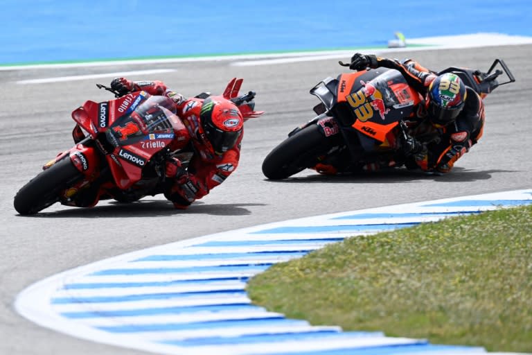 Francesco Bagnaia de Ducati lidera la KTM de Brad Bender en el Gran Premio de España en Jerez